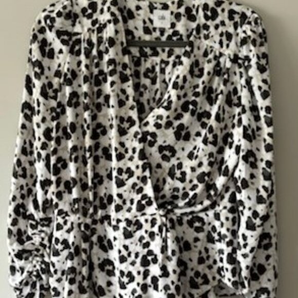 Barely Worn- Cabi Rosette Blouse #5898 Black White Neutral Small - Picture 2 of 10